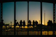 Persone sull'Hackerbrücke a Monaco al tramonto