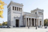 Propyläen a Königsplatz durante l'autunno a Monaco di Baviera.