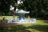 Carrousel à chaînes pour les enfants sur le terrain de jeu du Hirschgarten.