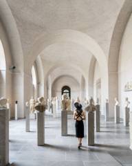 A woman in a black dress in the Glyptothek in Munich