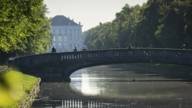 Vista del Palazzo di Nymphenburg attraverso il canale e il suo ponte.