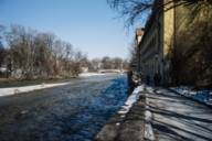 Walkers on the winterly Isar beach at the Müllersche Volksbad in Munich