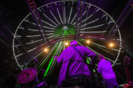 View from behind of Ray Garvey and his guitarist, in the background the Ferris wheel Umadum in the Werksviertel-Mitte in Munich.