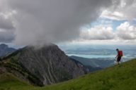 Hiker in front of a mountain panorama in the Munich environs.