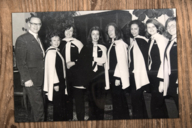 Fotografia in bianco e nero degli anni '70 che ritrae le hostess olimpiche di Monaco durante un ricevimento in municipio