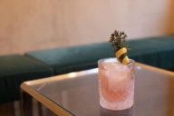 The cocktail "Thyme Smash" at the bar The High in Munich.