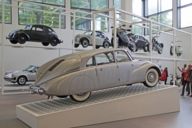 Auto esposte nella Pinakothek der Moderne di Monaco di Baviera.