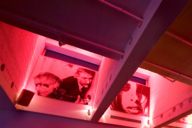 Images lumineuses rouges dans un bar à Munich