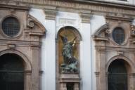 Façade de l'église Saint-Michel de Munich avec la figure de l'archange Michel.