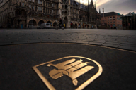 El escudo de la ciudad de Múnich Kindl en dorado en la Marienplatz frente al Nuevo Ayuntamiento de Múnich.