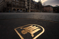 Les armoiries dorées de la ville de Munich Kindl sur la Marienplatz, devant le nouvel hôtel de ville de Munich.