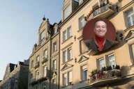 Una calle de Schwabing con una foto de Alexander Kardaschenko.