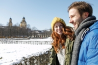 A couple is on a sunny winter day in the Hofgarten in Munich.