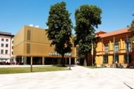 Exterior view of the old and new building of the Lenbachhaus in Munich.