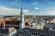 L'Alte Peter à Munich avec les Alpes en arrière-plan.