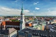 El Alte Peter en Munich con los Alpes al fondo.