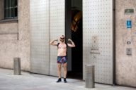 Un hombre en bañador se encuentra frente a la entrada de la Bayerische Staatskanzlei de Múnich.