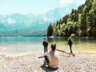 Carina and her children are at a lake in the Munich countryside while the sun is shining.