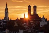 Puesta de sol sobre Múnich con la Frauenkirche y el Nuevo Ayuntamiento.