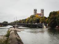 View of the Isar and the Reichenbach Bridge in Munich during autumn.