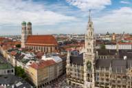 Panorama du nouvel hôtel de ville de Munich, avec la Frauenkirche en arrière-plan.