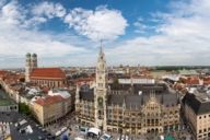 Vista panorámica del Neues Rathaus de Múnich con la Frauenkirche al fondo.