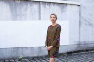 Stephanie Uetz in front of a wall in Munich.