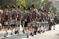 Tamburini alla sfilata di costumi tradizionali all'Oktoberfest di Monaco.