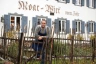 Chef Florian Lechner is standing in the garden in front of the restaurant Moar-Wirt.