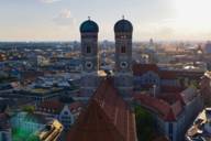 Le torri della Frauenkirche di Monaco fotografate da un drone.