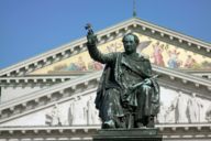 Estatua de Max I. Joseph frente al Teatro Nacional de Munich