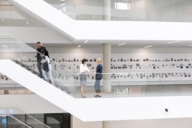 Two women are talking on a corridor of an business event in Munich.