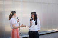 Deux femmes parlent entre elles avec des microphones à l'extérieur de Munich.