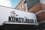 Entrance to a brick building with the inscription "Kunstlabor 2".
