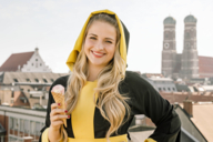 El Münchner Kindl con helado en Múnich.