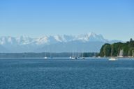 Bateaux sur le lac de Starnberg, près de Munich, avec la Zugspitze en arrière-plan.