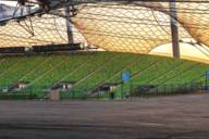 Vista dell'interno dello Stadio Olimpico di Monaco al tramonto.