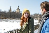 A couple is on a sunny winter day in the Hofgarten in Munich.
