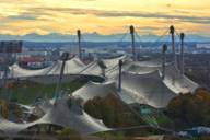 Il tetto della tenda olimpica a Monaco di Baviera di fronte alle Alpi