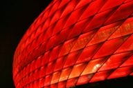 L'Allianz Arena de Munich brille en rouge dans la lumière du soir.