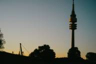 La tour olympique à Munich au coucher du soleil