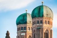 Las torres de la Frauenkirche en Munich fotografiadas desde el aire.