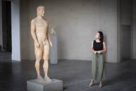 Personal Trainer Alexandra Horn stands in front of a sculpture in the Glyptothek in Munich.