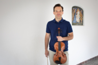 The musician Konstantin Sellheim with his viola.