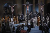 Attori eseguono la crocifissione al teatro della passione di Oberammergau.