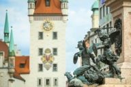 Le piédestal de la Mariensäule sur la Marienplatz à Munich, à l’arrière-plan de l’ancien hôtel de ville.