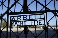 Puerta de entrada al lugar conmemorativo en Dachau.