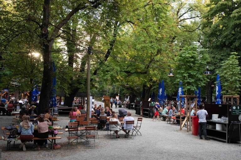 The beer garden Augustiner-Keller in Munich with many visitors.