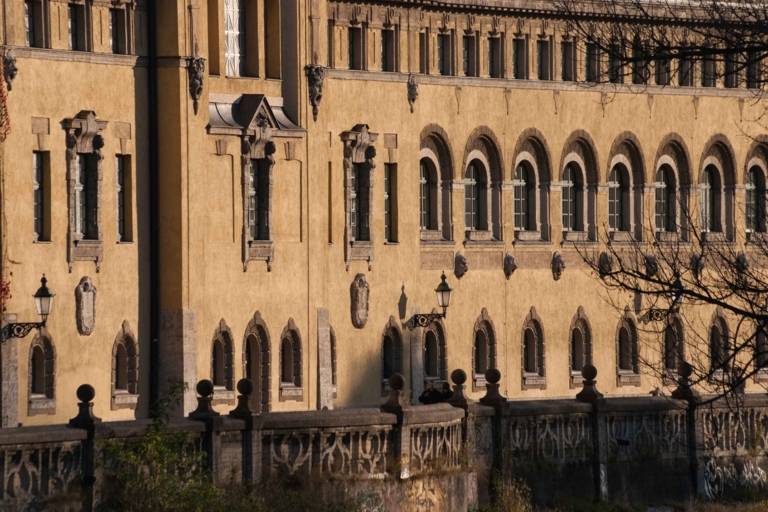 Veduta della facciata della Müllerschen Volksbad a Monaco di Baviera.