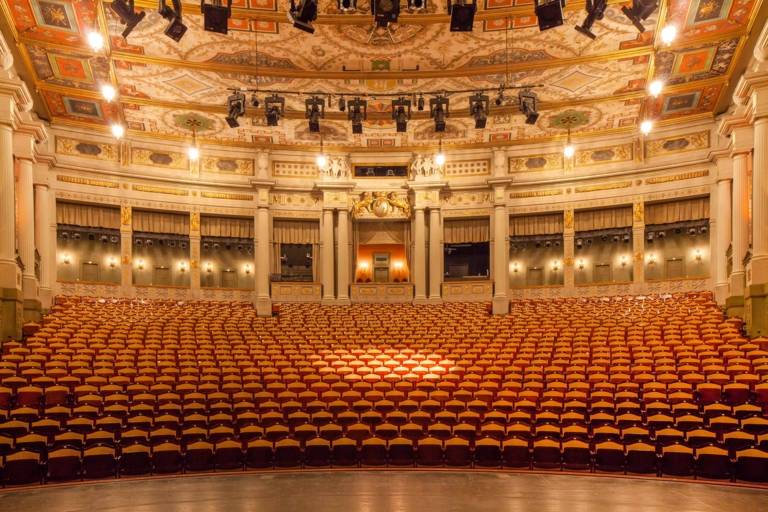 Veduta dell'auditorium vuoto del Prinzregentheater di Monaco di Baviera.